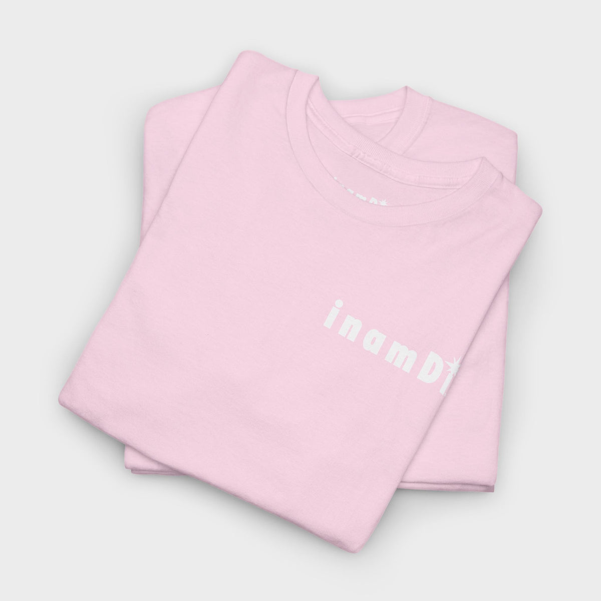 Camiseta "Jesús en el Corazón de Todo" para mujer: camiseta gráfica moderna para regalar, para usar en la calle y para el día a día.