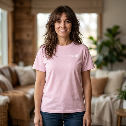 Camiseta "Jesús en el Corazón de Todo" para mujer: camiseta gráfica moderna para regalar, para usar en la calle y para el día a día.