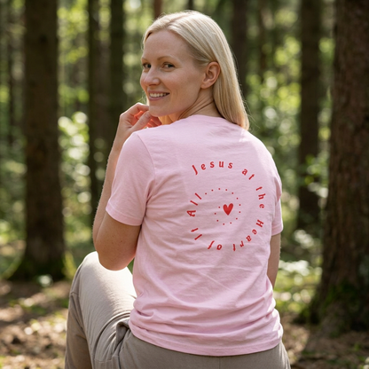 Camiseta "Jesús en el Corazón de Todo" para mujer: camiseta gráfica moderna para regalar, para usar en la calle y para el día a día.