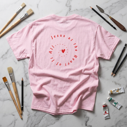 Camiseta "Jesús en el Corazón de Todo" para mujer: camiseta gráfica moderna para regalar, para usar en la calle y para el día a día.